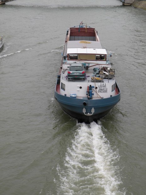  péniche et son sillon d'écume